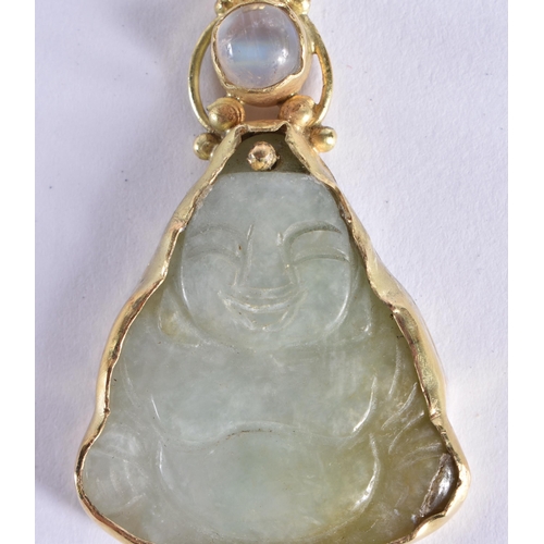 137 - A CHINESE REPUBLICAN PERIOD YELLOW METAL AND JADE PENDANT inset with an opal. 9 grams. 4.5 cm x 2.5 ... 