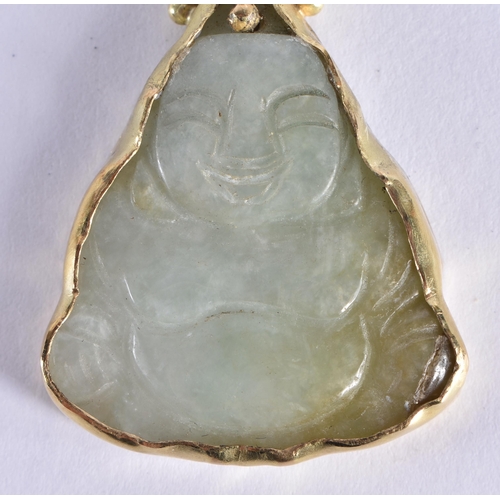 137 - A CHINESE REPUBLICAN PERIOD YELLOW METAL AND JADE PENDANT inset with an opal. 9 grams. 4.5 cm x 2.5 ... 