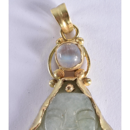 137 - A CHINESE REPUBLICAN PERIOD YELLOW METAL AND JADE PENDANT inset with an opal. 9 grams. 4.5 cm x 2.5 ... 