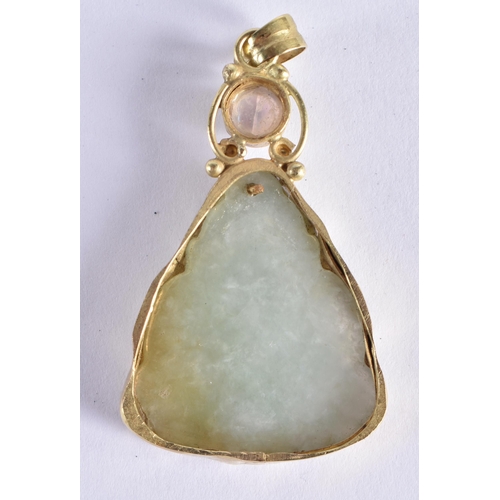 137 - A CHINESE REPUBLICAN PERIOD YELLOW METAL AND JADE PENDANT inset with an opal. 9 grams. 4.5 cm x 2.5 ... 