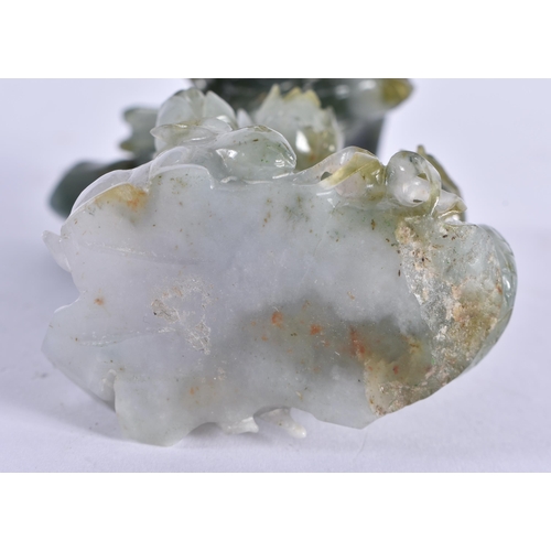 165 - AN EARLY 20TH CENTURY CHINESE CARVED JADEITE FIGURE OF AN EAGLE Late Qing/Republic. 12 cm x 6 cm.