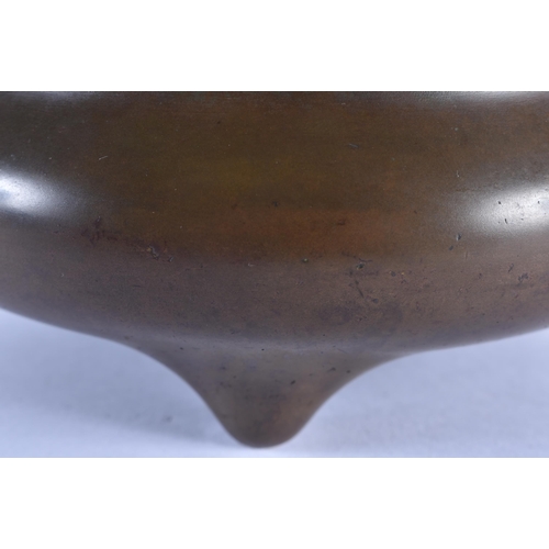 167 - A RARE CHINESE QING DYNASTY TWIN HANDLED BRONZE CENSER bearing unusual studio mark to base. 2378 gra... 
