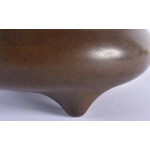 167 - A RARE CHINESE QING DYNASTY TWIN HANDLED BRONZE CENSER bearing unusual studio mark to base. 2378 gra... 