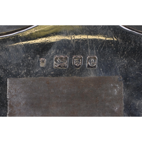 170 - A MONUMENTAL EDWARDIAN SILVER SERVING SALVER. London 1900. 3490 grams. 50 cm wide.