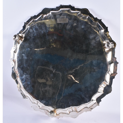 170 - A MONUMENTAL EDWARDIAN SILVER SERVING SALVER. London 1900. 3490 grams. 50 cm wide.
