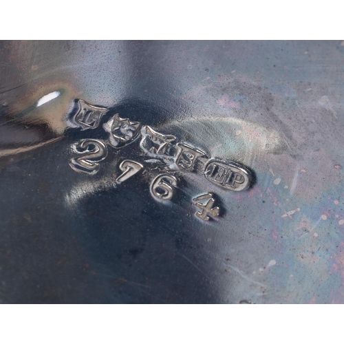 61 - A LARGE VICTORIAN SILVER PLATED SAMOVAR. 3915 grams. 50 cm x 27 cm.