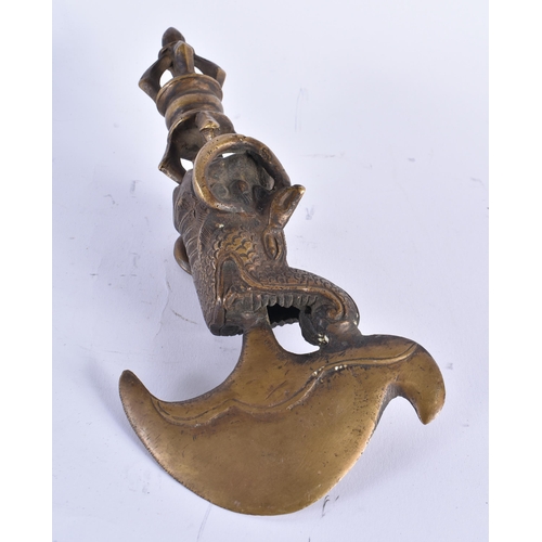 72 - AN ANTIQUE INDIAN BRONZE GARUDA DRIKUG with five point Dorje on top and carved knife bottom. 24 cm l... 