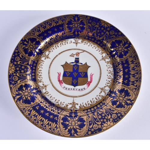 11 - AN EARLY 19TH CENTURY CHAMBERLAINS WORCESTER ARMORIAL PLATE painted with a gold and blue shield, wit... 