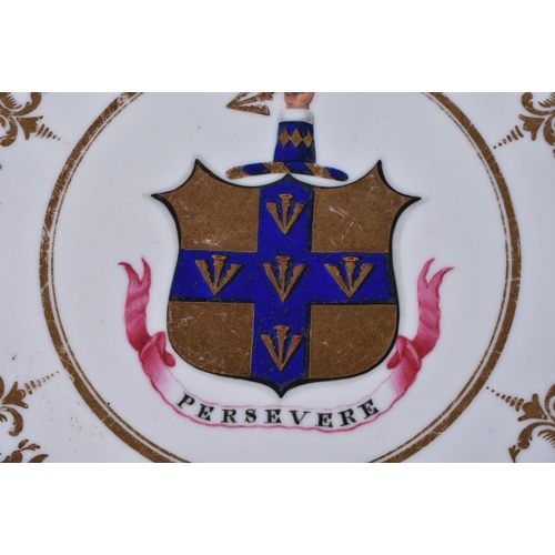 11 - AN EARLY 19TH CENTURY CHAMBERLAINS WORCESTER ARMORIAL PLATE painted with a gold and blue shield, wit... 