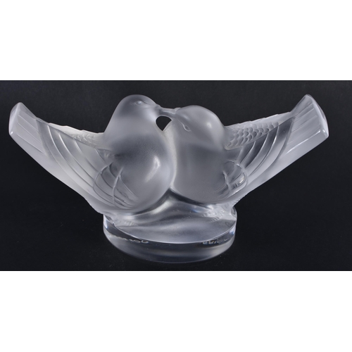 246 - A LALIQUE KISSING DOVE GLASS FIGURE. 15 cm x 7.5 cm.