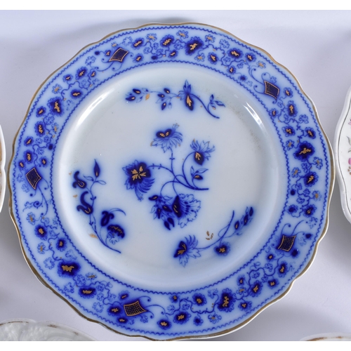 26 - FIVE EARLY 19TH CENTURY CHAMBERLAINS WORCESTER PLATES in various forms and sizes. Largest 24 cm wide... 