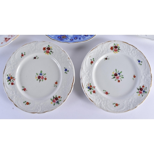 26 - FIVE EARLY 19TH CENTURY CHAMBERLAINS WORCESTER PLATES in various forms and sizes. Largest 24 cm wide... 