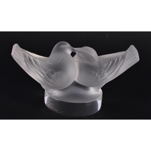 262 - A FRENCH LALIQUE GLASS KISSING DOVE FIGURE. 7.25cm x 3.5 cm.