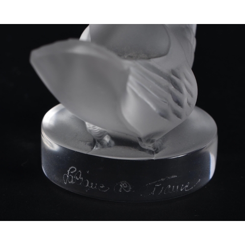 262 - A FRENCH LALIQUE GLASS KISSING DOVE FIGURE. 7.25cm x 3.5 cm.