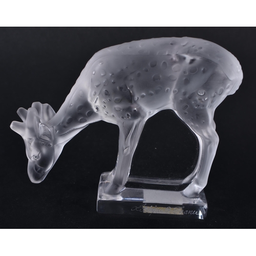 275 - A FRENCH LALIQUE GLASS DEER. 6.5 cm x 8.25cm.