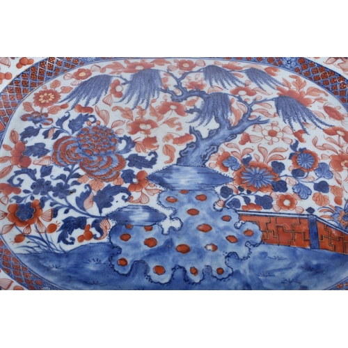 342 - A LARGE 18TH CENTURY CHINESE EXPORT IMARI BLUE AND WHITE PORCELAIN DISH Qianlong, painted with exten... 