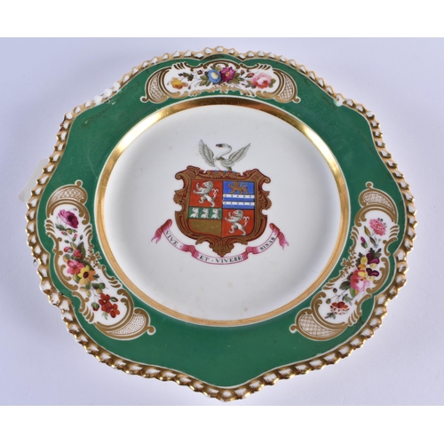 35 - AN EARLY 19TH CENTURY CHAMBERLAINS WORCESTER ARMORIAL PLATE painted with flowers on an apple ground.... 