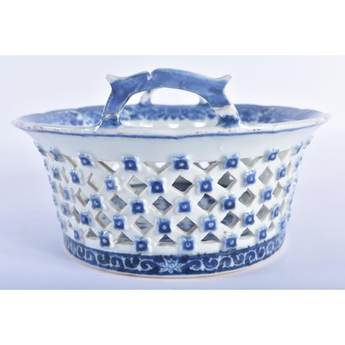 355 - AN 18TH CENTURY CHINESE EXPORT BLUE AND WHITE RETICULATED BASKET Qianlong. 20 cm x 18cm.