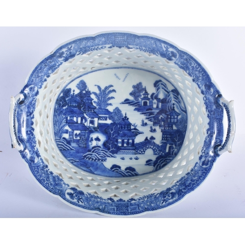 355 - AN 18TH CENTURY CHINESE EXPORT BLUE AND WHITE RETICULATED BASKET Qianlong. 20 cm x 18cm.