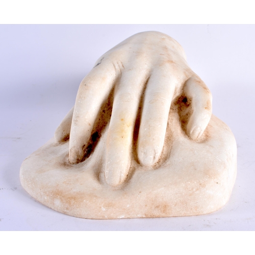 378 - AN EARLY 20TH CENTURY ITALIAN GRAND TOUR CARVED MARBLE SCULPTURE OF A HAND After the Antiquity. 24 c... 