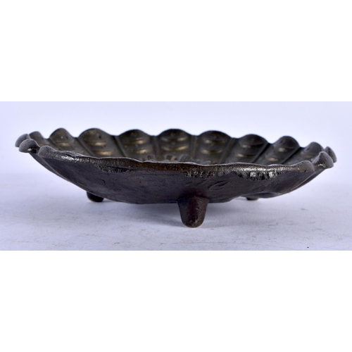 461 - AN ANTIQUE CONTINENTAL BRONZE LOBED PORTRAIT DISH. 14 cm wide.