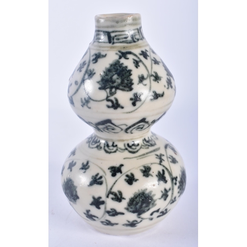 486 - A 16TH/17TH CENTURY CHINESE VIETNAMESE ANAMESE BLUE AND WHITE PORCELAIN GOURD VASE King. 12 cm high.