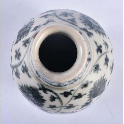 486 - A 16TH/17TH CENTURY CHINESE VIETNAMESE ANAMESE BLUE AND WHITE PORCELAIN GOURD VASE King. 12 cm high.