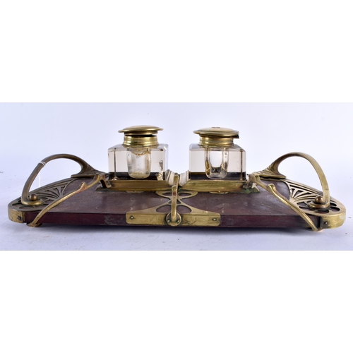 543 - A STYLISH SECESSIONIST MOVEMENT BRONZE AND CARVED WOOD DESK STAND. 34 cm x 18 cm.