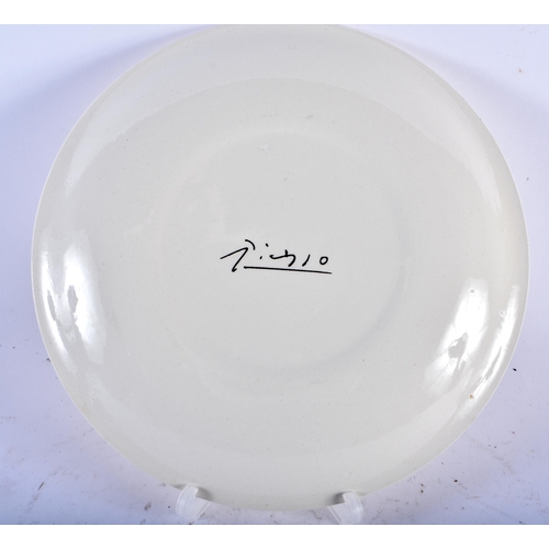 548 - A PICASSO BIRD AND DOVE CERAMIC PLATE. 24 cm diameter.