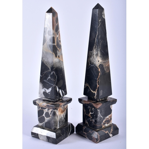 578 - A PAIR OF LATE 19TH CENTURY CONTINENTAL GRAND TOUR MARBLE OBELISKS After the Antiquity. 22cm high.