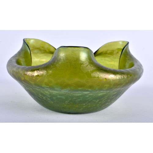 605 - AN ART NOUVEAU LOETZ IRIDESCENT GLASS BOWL. 16cm wide.