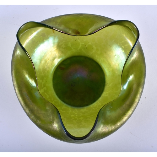 605 - AN ART NOUVEAU LOETZ IRIDESCENT GLASS BOWL. 16cm wide.