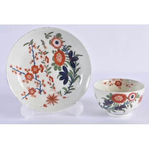 64 - AN 18TH CENTURY WORCESTER TEABOWL AND SAUCER painted with Kakiemon type floral sprays. 11.5 cm diame... 