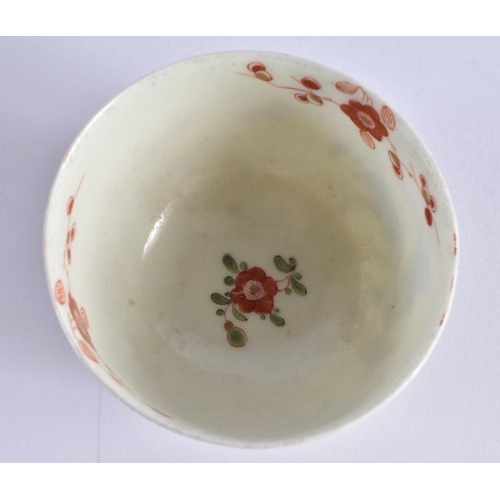 64 - AN 18TH CENTURY WORCESTER TEABOWL AND SAUCER painted with Kakiemon type floral sprays. 11.5 cm diame... 