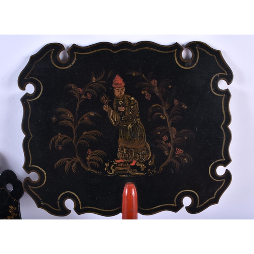 640 - AN ANTIQUE COUNTRY HOUSE BLACK LACQUER FAN together with a pin cushion etc. Largest 34 cm x 18 cm. (... 