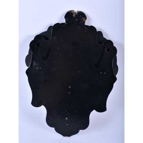 640 - AN ANTIQUE COUNTRY HOUSE BLACK LACQUER FAN together with a pin cushion etc. Largest 34 cm x 18 cm. (... 