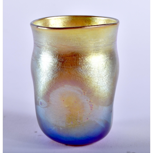 642 - A SMALL TIFFANY STYLE IRIDESCENT GLASS CUP. 5.75 cm high.