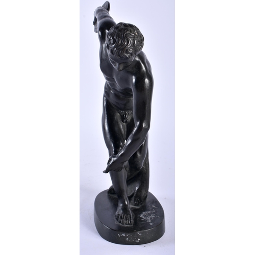 643 - A 19TH CENTURY ITALIAN BRONZE GRAND TOUR FIGURE OF A DISCUS THROWER. 24 cm x 14 cm.