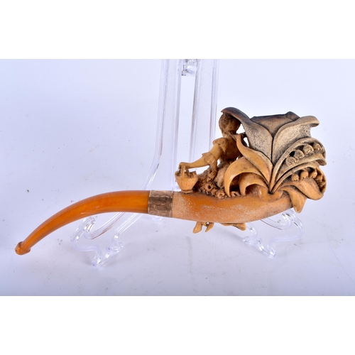 670 - A LOVELY ANTIQUE GOLD MOUNTED MEERSCHAUM PIPE. 19 cm wide.