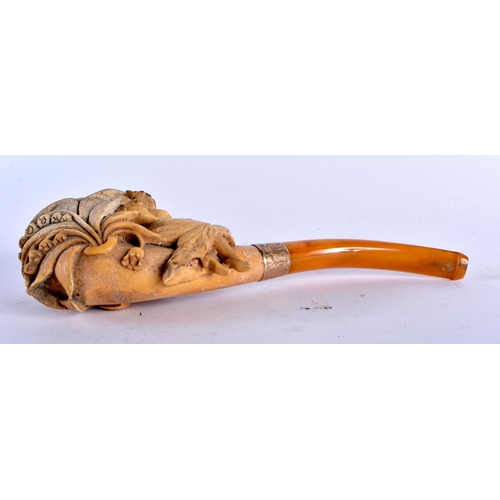 670 - A LOVELY ANTIQUE GOLD MOUNTED MEERSCHAUM PIPE. 19 cm wide.