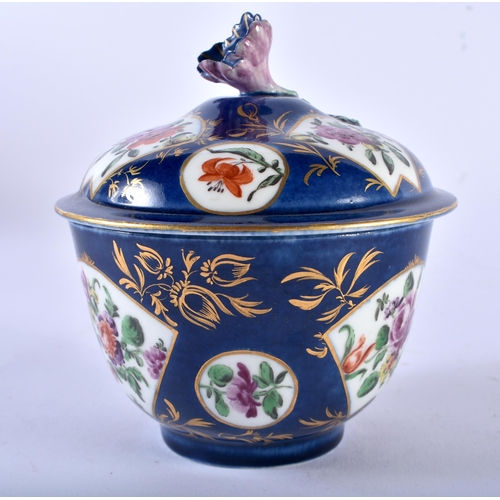 674 - AN 18TH CENTURY WORCESTER BLUE SCALE PORCELAIN SUCRIER AND COVER painted with flowers. 12 cm x 10 cm... 