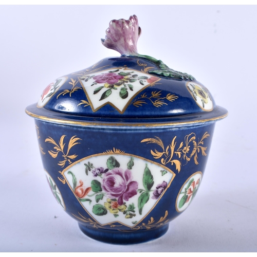 674 - AN 18TH CENTURY WORCESTER BLUE SCALE PORCELAIN SUCRIER AND COVER painted with flowers. 12 cm x 10 cm... 