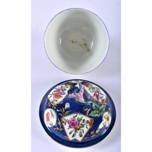 674 - AN 18TH CENTURY WORCESTER BLUE SCALE PORCELAIN SUCRIER AND COVER painted with flowers. 12 cm x 10 cm... 