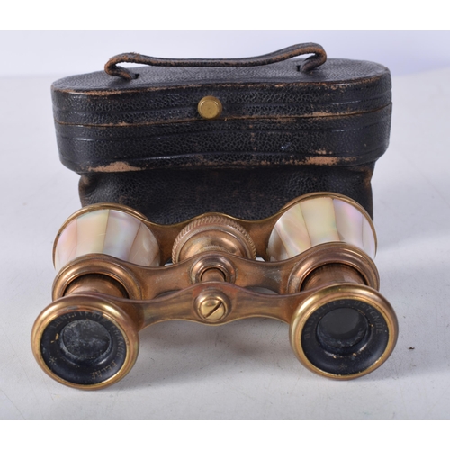 724 - A PAIR OF MOTHER OF PEARL OPERA GLASSES. 10 cm x 7 cm.