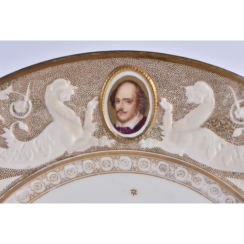 73 - A VERY RARE EARLY 19TH CENTURY CHAMBERLAINS WORCESTER CAMEO PLATE painted with portraits, within a b... 