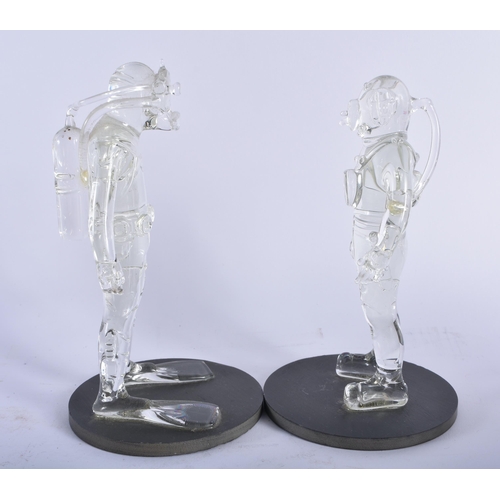 735 - A PAIR OF CONTINENTAL GLASS FIGURES OF DIVERS upon circular bases. 15 cm high.