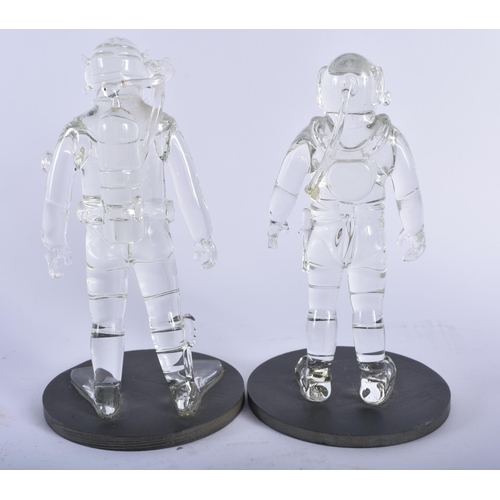 735 - A PAIR OF CONTINENTAL GLASS FIGURES OF DIVERS upon circular bases. 15 cm high.