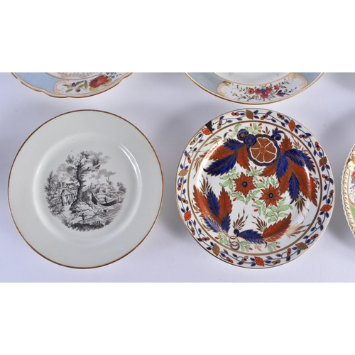 76 - SIX EARLY 19TH CENTURY CHAMBERLAINS WORCESTER PLATES in various forms and sizes. Largest 22cm wide. ... 