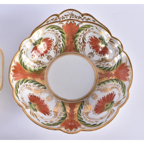 78 - A LATE 18TH/19TH CENTURY BARR FLIGHT AND BARR SHELL SHAPED PORCELAIN DISH together with a Chamberlai... 