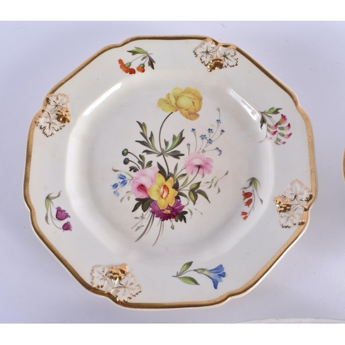 78 - A LATE 18TH/19TH CENTURY BARR FLIGHT AND BARR SHELL SHAPED PORCELAIN DISH together with a Chamberlai... 